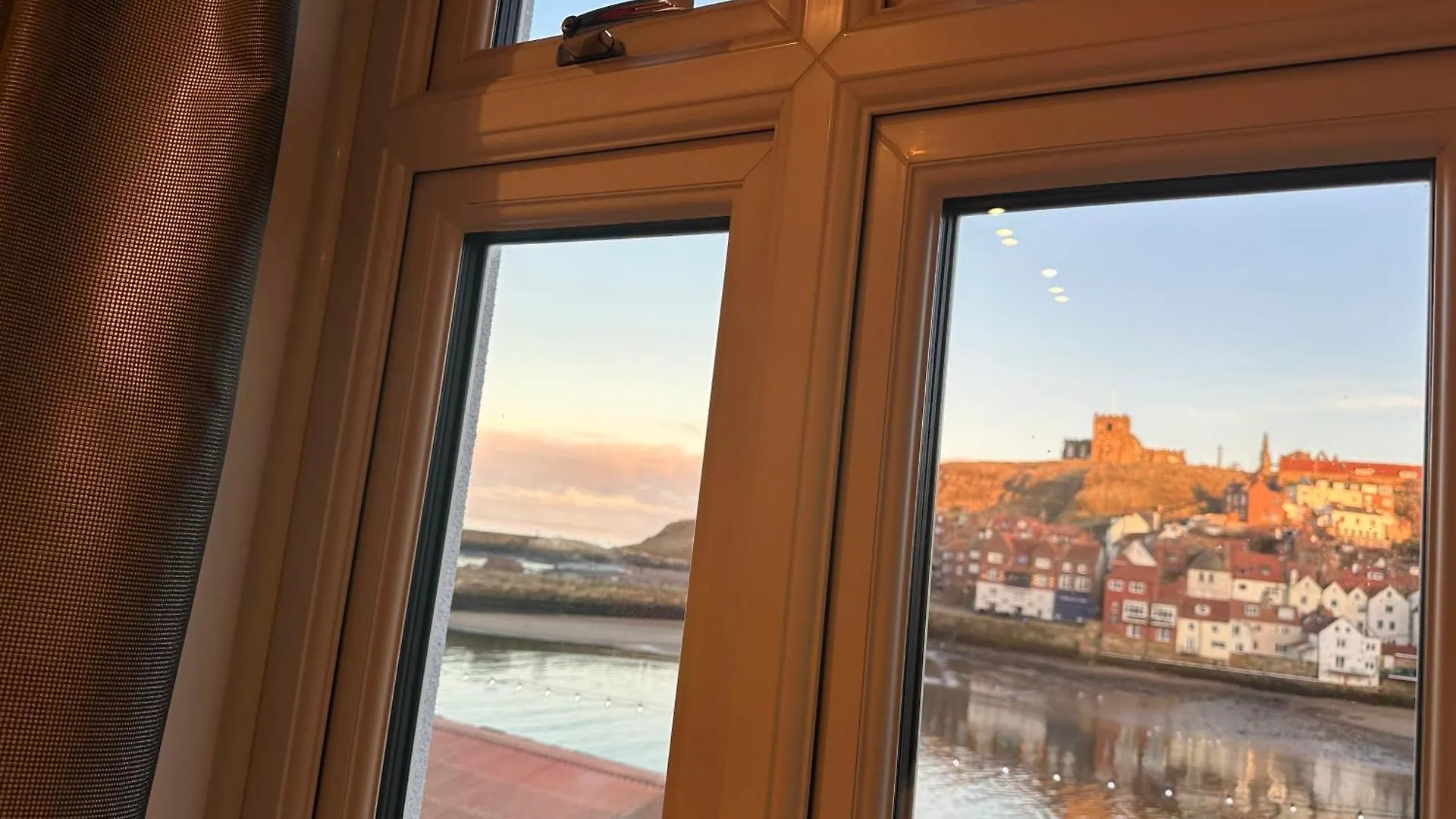 Harrys Lounge Bed and Breakfast Whitby 4*,